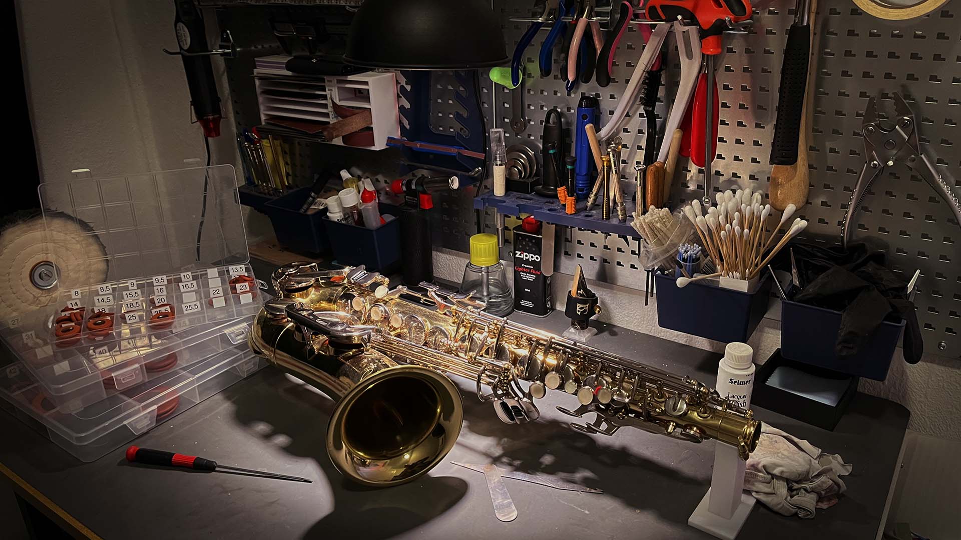 Saxofon klar til reparation på arbejdsbordet i Det Lille Saxofonværksted i Odense