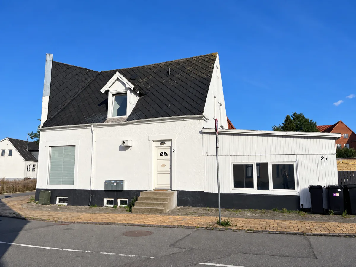 The house at Kancellivej 2 in Odense V, where Det Lille Saxofonværksted is located – entrance through the front door